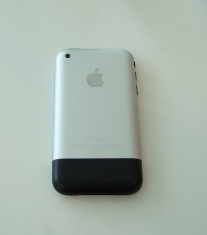 Heute alles andere als elegant: die Aufteilung der R&uuml;ckseite zwecks besserer Funkverbindungen. Unten war das Antennencover. (Foto: Golem.de)